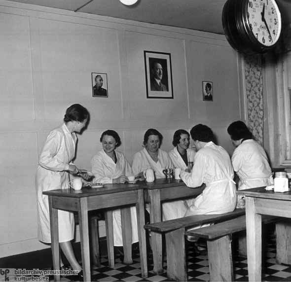 Frauen eines Betriebes in der Mittagspause (1938)